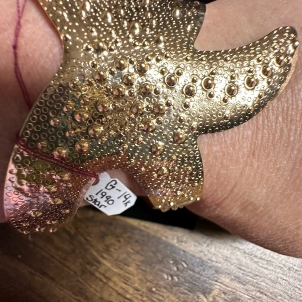 vintage color gold starfish bracelet. Adjusts feels well made